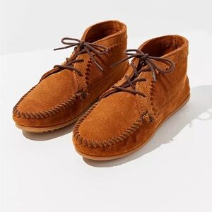 Minnetonka women’s size 7 ankle moccasins